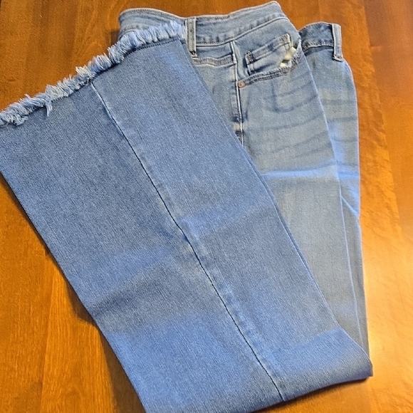 Zenana Outfitters Denim - Zenana Outfitters Light Blue Frayed Wide-Leg Jeans
